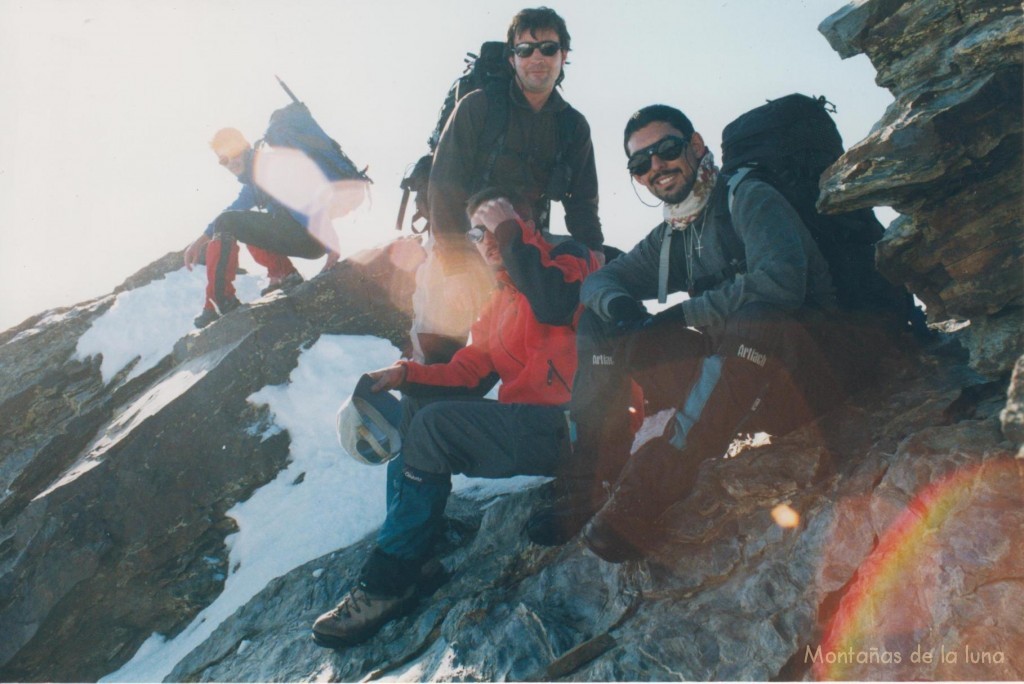 De izquierda a derecha: Quique, David, Joaquín y Jesús en la cima de los Raspones de Rioseco, 3.144 mts.